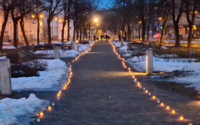 Küünalde süütamine märtsiküüditamise ohvrite mälestuseks Narvas