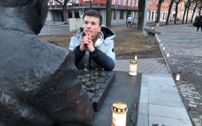 Молодёжь в Нарве вновь зажгла свечи в память жертв массовых депортаций
